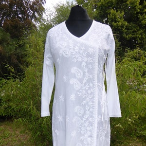 White, hand-embroidered cotton tunic in a wrap-look design, white tunic 'Angrakah' made of hand-embroidered cotton image 1