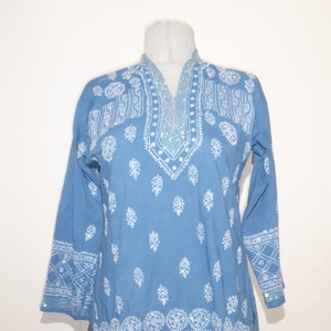 Tunique en coton 'Sushila' bleu brodé à la main, tunique en pur coton brodé à la main, tunique avec broderie de paillettes image 1