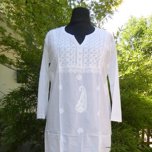 Weiße Baumwoll-Tunika 'Jyoti' II handbestickt, indische Tunika mit Chikan-Stickerei in XS, M und XXXXL Bild 1