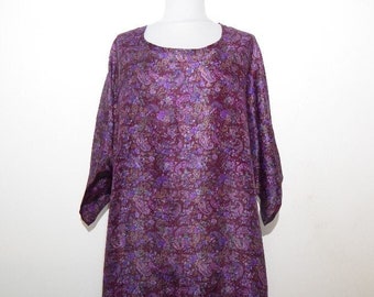 Robe caftan en soie sari aubergine avec imprimé fantaisie, caftan en soie 'Chandrika' Vintage XXL