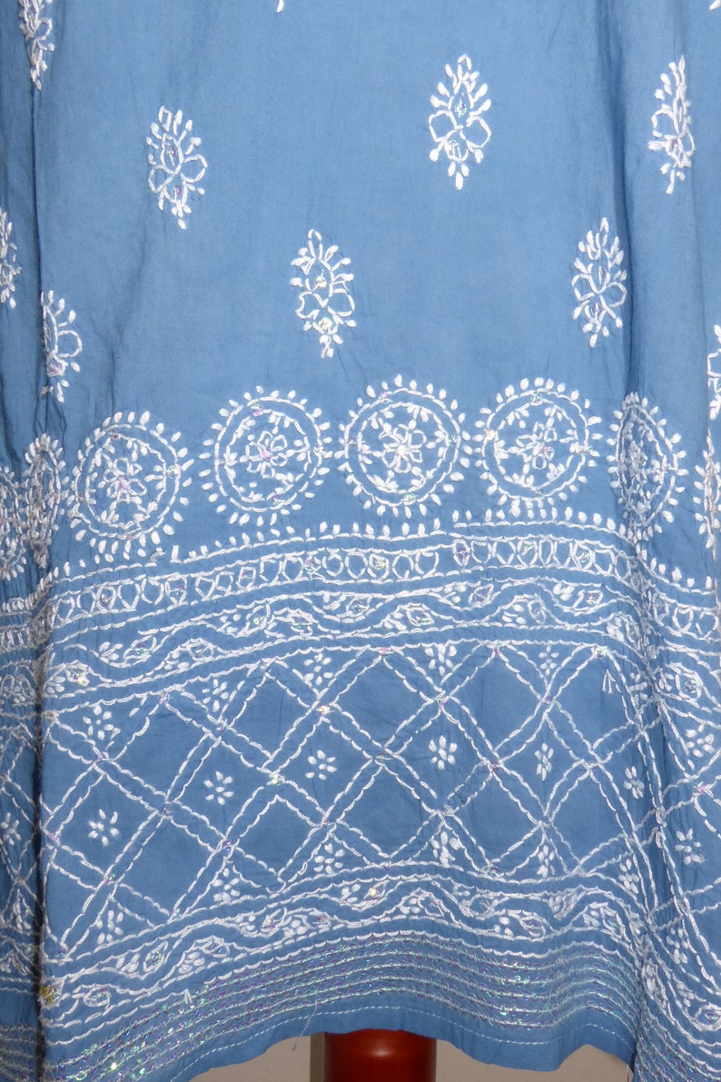 Katoenen tuniek 'Sushila' handgeborduurd blauw, tuniek van handgeborduurd puur katoen, tuniek met paillettenborduursel afbeelding 4