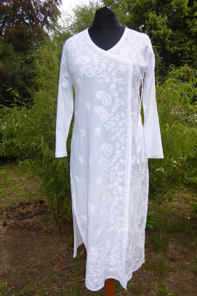 White, hand-embroidered cotton tunic in a wrap-look design, white tunic 'Angrakah' made of hand-embroidered cotton image 1