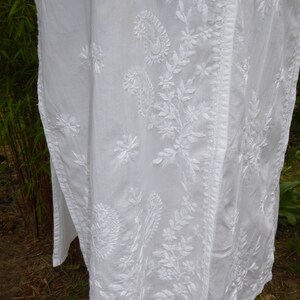 White, hand-embroidered cotton tunic in a wrap-look design, white tunic 'Angrakah' made of hand-embroidered cotton image 3