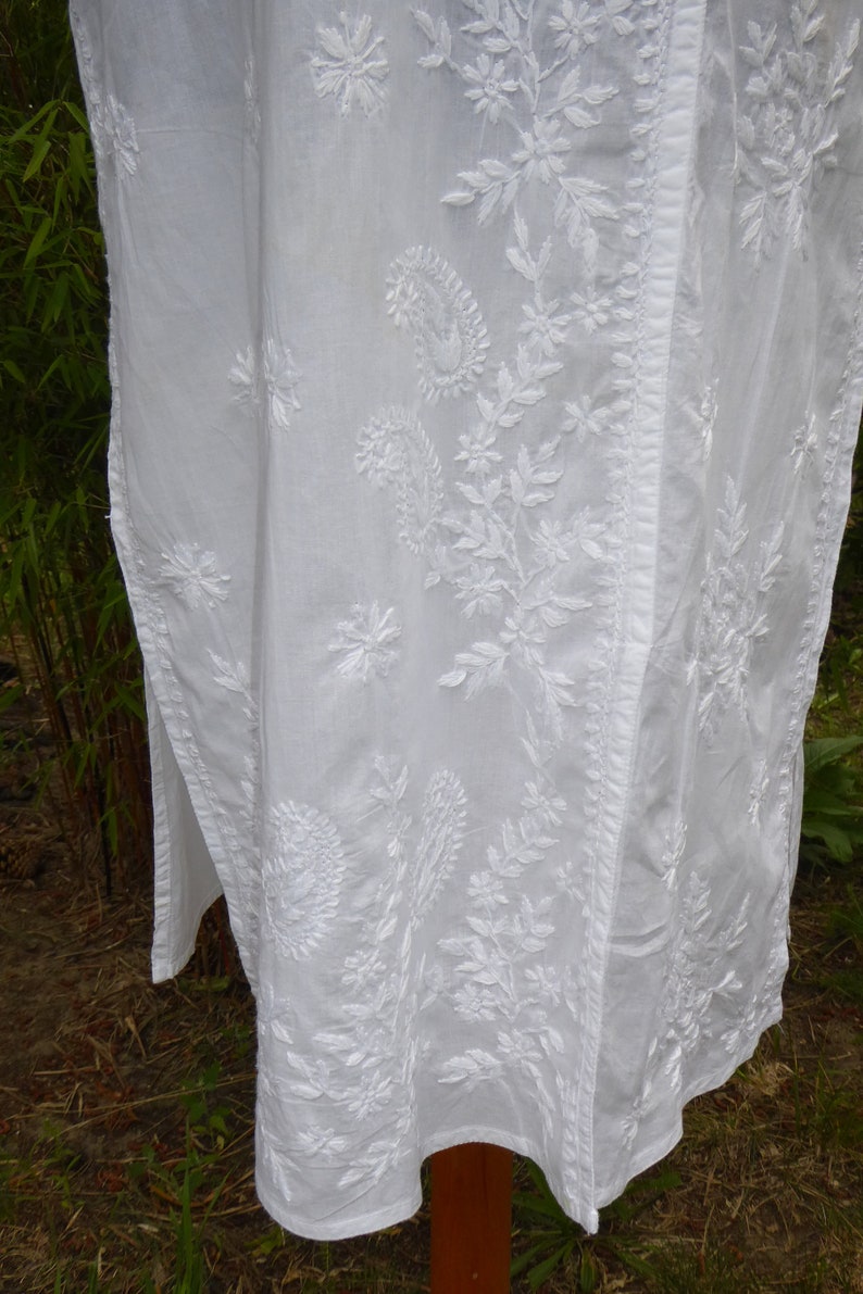 White, hand-embroidered cotton tunic in a wrap-look design, white tunic 'Angrakah' made of hand-embroidered cotton image 3