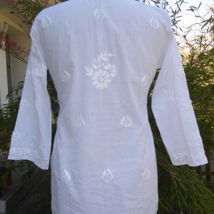 Weiße, handbestickte Baumwoll-Tunika, kurze weiße Tunika 'Lalita' aus handbestickter Baumwolle zdjęcie 4