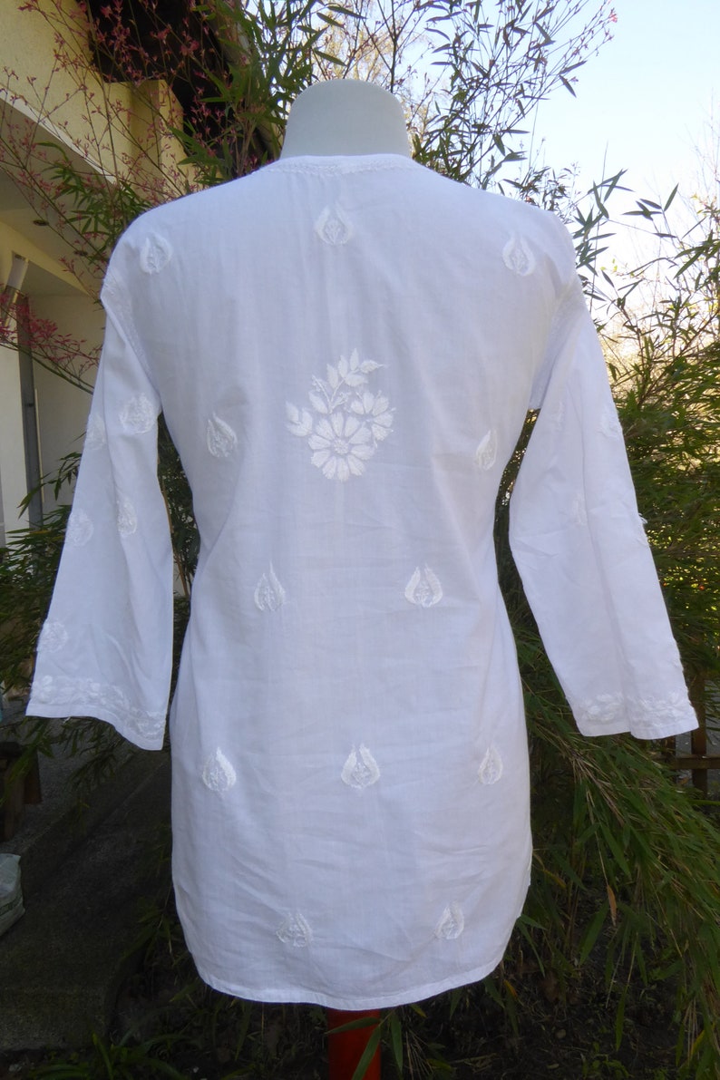 Tunique en coton blanche brodée à la main, tunique courte blanche 'Lalita' en coton brodé à la main image 4