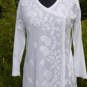White, hand-embroidered cotton tunic in a wrap-look design, white tunic 'Angrakah' made of hand-embroidered cotton image 2