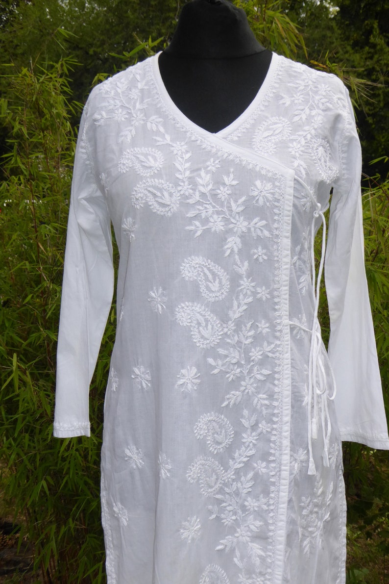 White, hand-embroidered cotton tunic in a wrap-look design, white tunic 'Angrakah' made of hand-embroidered cotton image 2