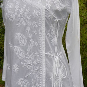 White, hand-embroidered cotton tunic in a wrap-look design, white tunic 'Angrakah' made of hand-embroidered cotton image 4