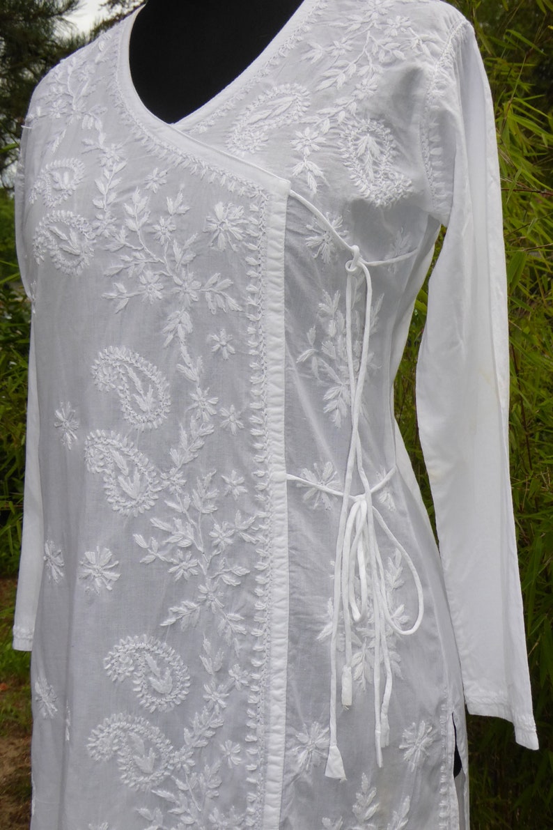 Weiße, handbestickte Baumwoll-Tunika im Wickeloptik-Design, weiße Tunika 'Angrakah' aus handbestickter Baumwolle Bild 4