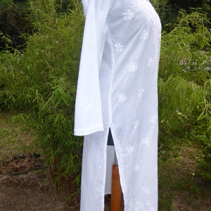 White, hand-embroidered cotton tunic in a wrap-look design, white tunic 'Angrakah' made of hand-embroidered cotton image 5