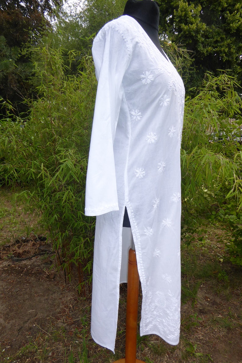 White, hand-embroidered cotton tunic in a wrap-look design, white tunic 'Angrakah' made of hand-embroidered cotton image 5