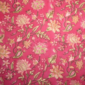 Puede incluir: Un vibrante estampado floral sobre fondo rojo. El diseño presenta flores detalladas en tonos rosa, amarillo y verde, con intrincados detalles de hojas y tallos. Adecuado para tela o papel pintado.
