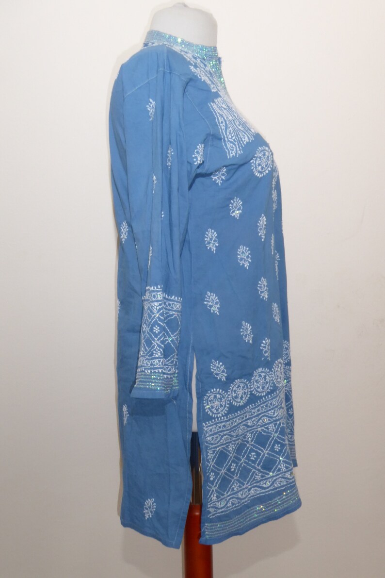 Katoenen tuniek 'Sushila' handgeborduurd blauw, tuniek van handgeborduurd puur katoen, tuniek met paillettenborduursel afbeelding 5