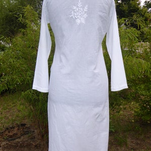 White, hand-embroidered cotton tunic in a wrap-look design, white tunic 'Angrakah' made of hand-embroidered cotton image 6