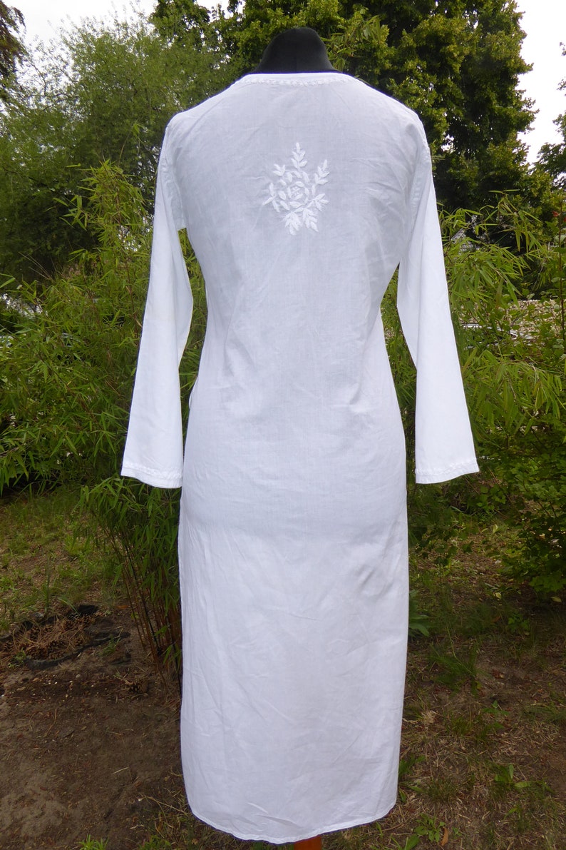 Tunique en coton blanche brodée à la main au design portefeuille, tunique blanche 'Angrakah' en coton brodé à la main image 6