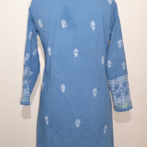 Katoenen tuniek 'Sushila' handgeborduurd blauw, tuniek van handgeborduurd puur katoen, tuniek met paillettenborduursel afbeelding 6