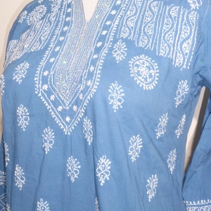 Katoenen tuniek 'Sushila' handgeborduurd blauw, tuniek van handgeborduurd puur katoen, tuniek met paillettenborduursel afbeelding 3