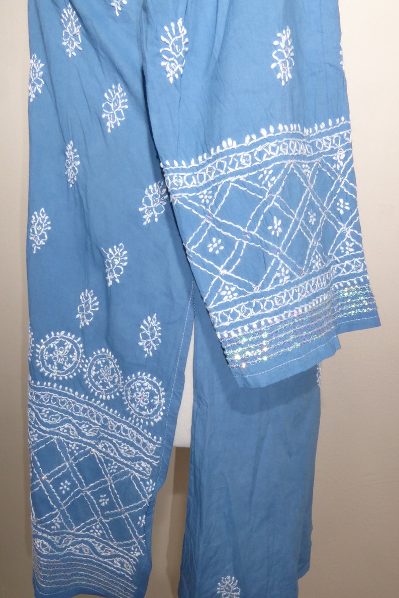 Katoenen tuniek 'Sushila' handgeborduurd blauw, tuniek van handgeborduurd puur katoen, tuniek met paillettenborduursel afbeelding 8