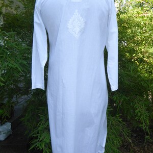 Baumwolltunika 'Jyoti' weiß, wadenlange indische bestickte Tunika in weiß Bild 4