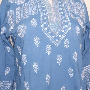 Katoenen tuniek 'Sushila' handgeborduurd blauw, tuniek van handgeborduurd puur katoen, tuniek met paillettenborduursel afbeelding 2