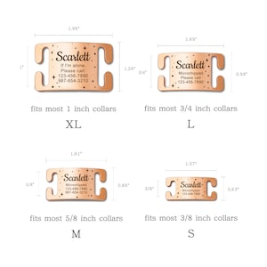 Op de afbeelding: Vier ros&eacute;goudkleurige metalen naamplaatjes voor huisdieren in de maten XL, L, M en S. Elk plaatje bevat de naam Scarlett, sterren en contactgegevens. De afmetingen vari&euml;ren van 1,96 bij 1 inch tot 1,37 bij 0,63 inch voor diverse halsbanden.