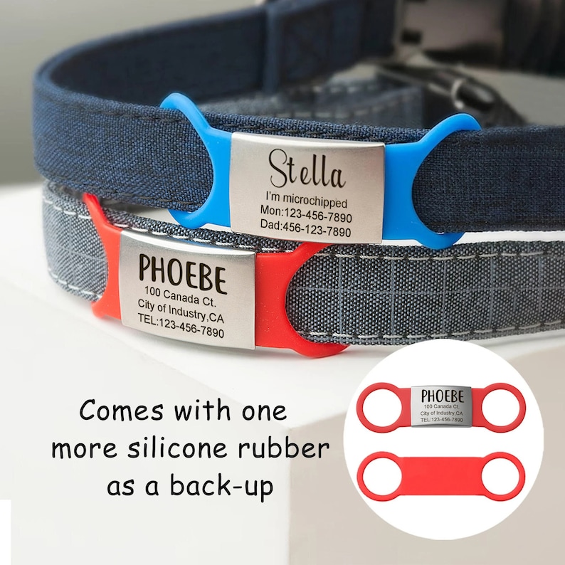 K&ouml;nnte beinhalten: Zwei Hundehalsb&auml;nder mit personalisierten Metalletiketten. Das obere Halsband ist blau mit einem Etikett, auf dem "Stella I'm microchipped Mon:123-456-7890 Dad:456-123-7890" steht. Das untere Halsband ist grau mit einem Etikett, auf dem "PHOEBE 100 Canada Ct. City of Industry, CA TEL:123-456-7890" steht. Das Bild zeigt auch eine Nahaufnahme eines roten Silikon-Ersatzetiketts mit dem gleichen Text wie das graue Halsband.