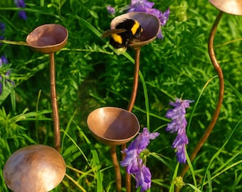Ornement de jardin attrape-pluie en cuivre fait main.