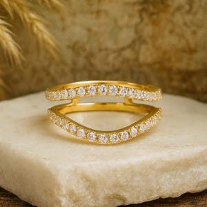 Anillo potenciador de moissanita, anillo potenciador de moissanita cónico, anillo potenciador de moissanita Aggie, anillo a juego de moissanita, anillo de moissanita graduado