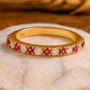 Delicada alianza apilable con diamantes rubí, alianza de boda de oro amarillo de 14 quilates, alianza nupcial de media eternidad, joyería para mujer con piedra natal de julio, regalos de Navidad