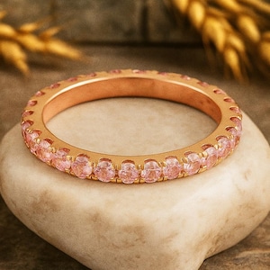 Bague d'éternité en saphir rose, mariage empilable, saphir rose clair, cadeau d'anniversaire de demoiselle d'honneur en or rose 18 carats, promesse de bijoux pour femme