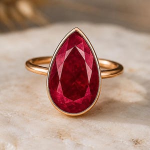 Anello con rubino rosso a forma di pera incastonato in oro, anello di fidanzamento di grande impatto, gioiello con pietra portafortuna di luglio, regalo di anniversario, regalo di San Valentino, anello di promessa.