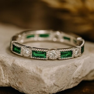 Alianza de boda de plata de ley 925 con diamantes y esmeralda talla baguette. Joya de piedras preciosas verdes. Alianza apilable de eternidad. Regalo de Navidad para el Black Friday.
