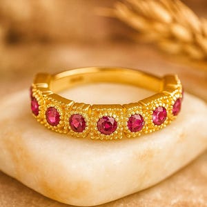 Alianza de bodas vintage con rubí en oro amarillo de 18 quilates. Regalos con piedras natales de julio. Alianza de aniversario con piedras preciosas apilables. Promesa de piedras preciosas rosas. Viernes Negro.