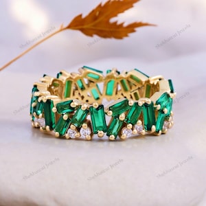 Vintage Baguette Emerald Wedding Band, Stacking Matching Band, May Birthstone Ring, 14k Solid Gold Diamond Girls Antique Ring Gift For Wife