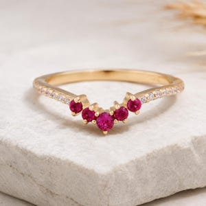 Rubin Gebogener Hochzeit Band Gold V Ring, Stapeln Braut Band, Jubiläum Geschenk, Valentinstag Geschenk, Minimalistischen Schmuck, Brautjungfer Geschenk