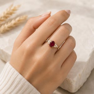 Förlovningsring med rubinfärgad oval slipad rubinring i guld med löfte, födelsesten i juli, minimalistisk blommig ring för kvinnor, romantisk present till henne bild 2