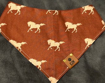 Bandana reversibile per animali domestici con stampa di cavalli e aztechi e bottoni automatici