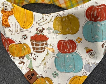 Bandana reversibile per animali domestici con bottoni automatici e motivo a forma di cani autunnali con zucche