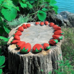 Strawberry Stones. Pietre dipinte a mano a forma di fragola.