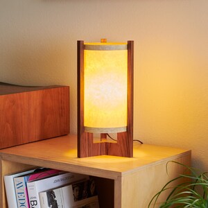 Teakhouten lamp uit het midden van de eeuw met Japanse lampenkap Deense moderne lamp, tafellamp, teaklamp afbeelding 10