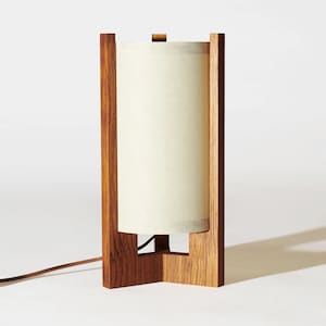 Lampada in legno di teak della metà del secolo con paralume giapponese Lampada moderna danese, lampada da tavolo, lampada in teak immagine 1
