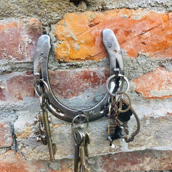 Key board horseshoe decoration