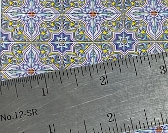 Puede incluir: Una hoja de papel de azulejos decorativos con un patrón repetitivo de diseños florales azules, amarillos y blancos. Una regla se coloca encima del papel para mostrar la escala. La regla está marcada en pulgadas y dice "No. 12-SR".