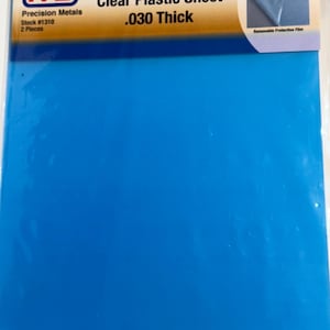Puede incluir: Un paquete de dos láminas de plástico transparente, cada una de 0,76 mm de grosor. El paquete está etiquetado con "Clear Plastic Sheet .030 Thick" y "Removable Protective Film".