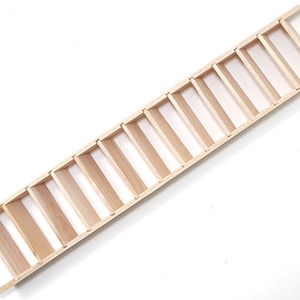 Puede incluir: Una escalera de madera con 14 peldaños, hecha de madera natural.