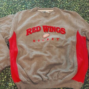 Antigua Detroit Red Wings Women's Oatmeal Flier Bunker Crew Sweatshirt, Oatmeal, 86% Cotton / 11% Polyester / 3% SPANDEX, Size 2XL, Rally House