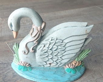 Ein vintage Cottagecore-Schwan aus Eisen in Form eines Schwans