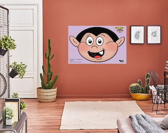 Puede incluir: Un póster morado y blanco con una ilustración de dibujos animados de la cara de un vampiro. El vampiro tiene ojos grandes, una sonrisa de dientes y orejas puntiagudas. El texto "Vampire" está escrito en letras amarillas en la parte superior del póster.