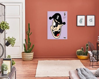 Puede incluir: Un objetivo de cara de pirata de dibujos animados con un parche en el ojo negro y un sombrero negro con una calavera y huesos cruzados. El objetivo está impreso en un fondo morado claro y está montado en una pared roja.